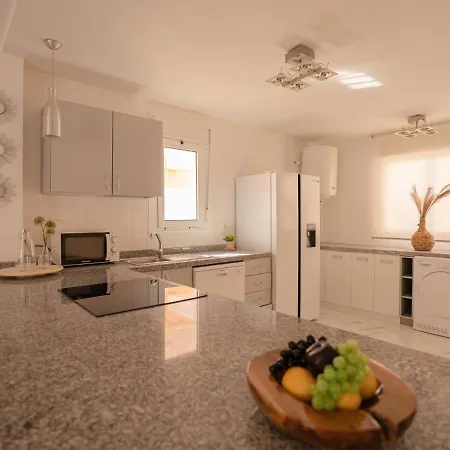 Sea Breezes Apartment *