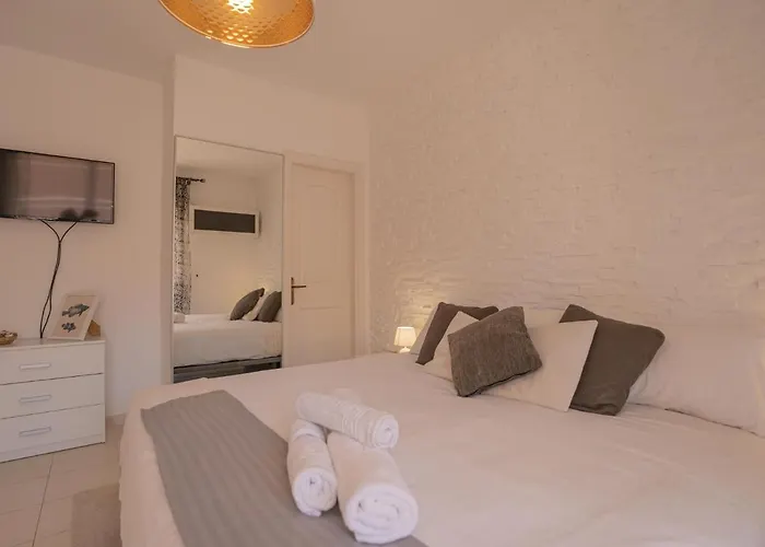 Sea Breezes Апартаменти Адехе