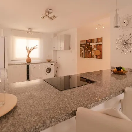Sea Breezes - Free Wifi - Communal Pool Appartamento