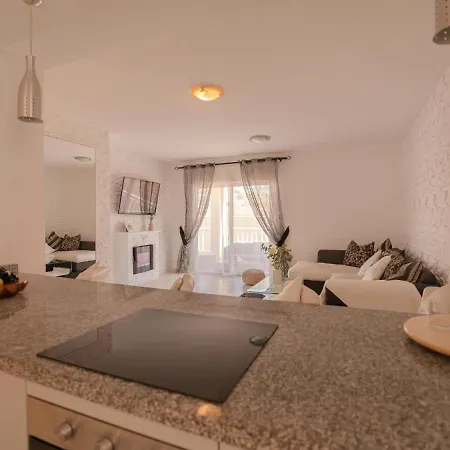 Sea Breezes - Free Wifi - Communal Pool Appartamento *